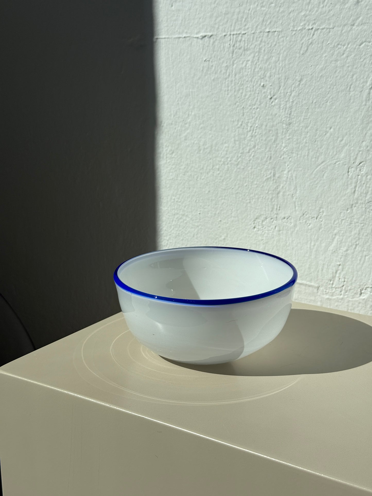 Mundblæst skål m. blå kant