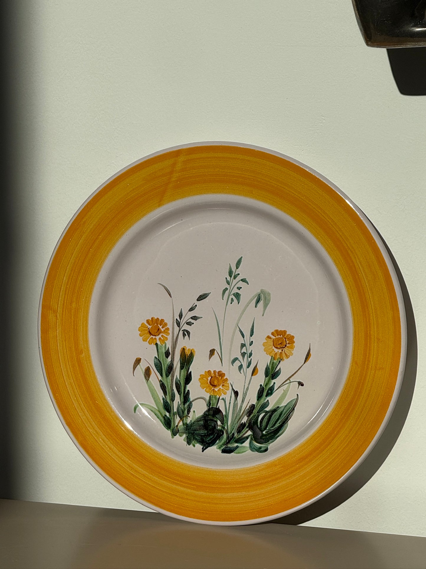 Keramikophæng, blomstertallerken