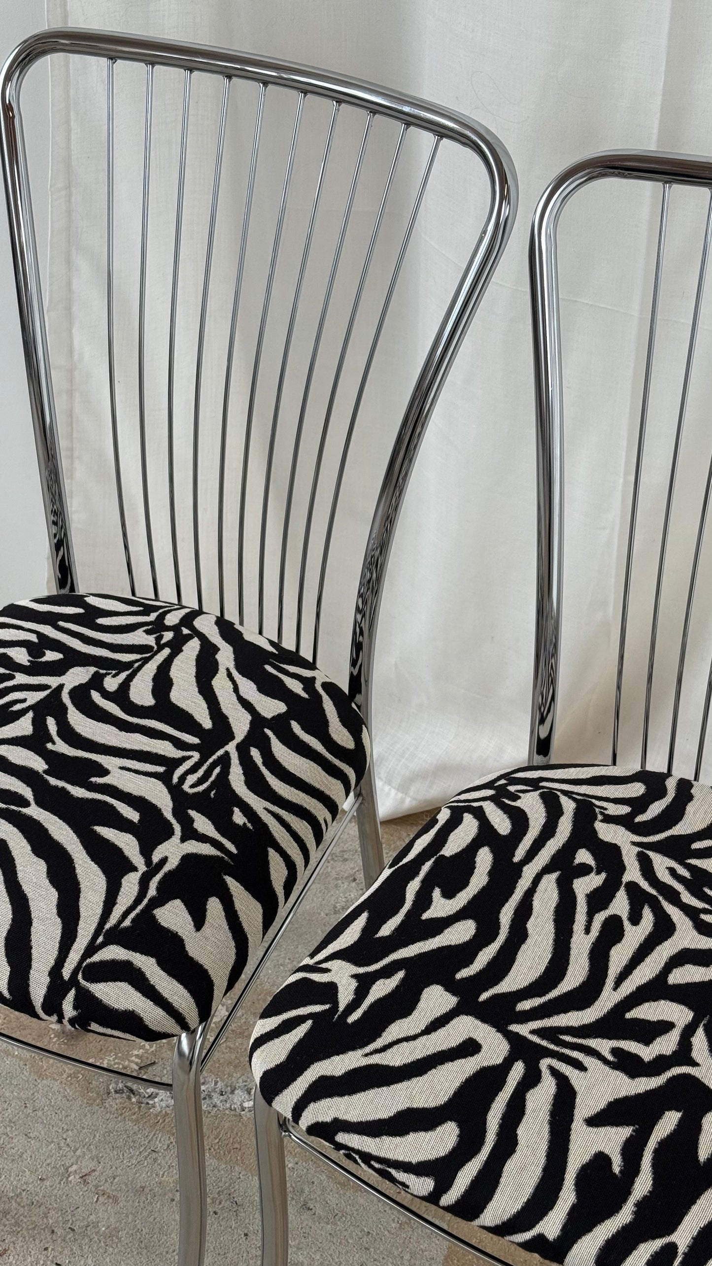 Stole med kromstel og ompolstret zebrastof