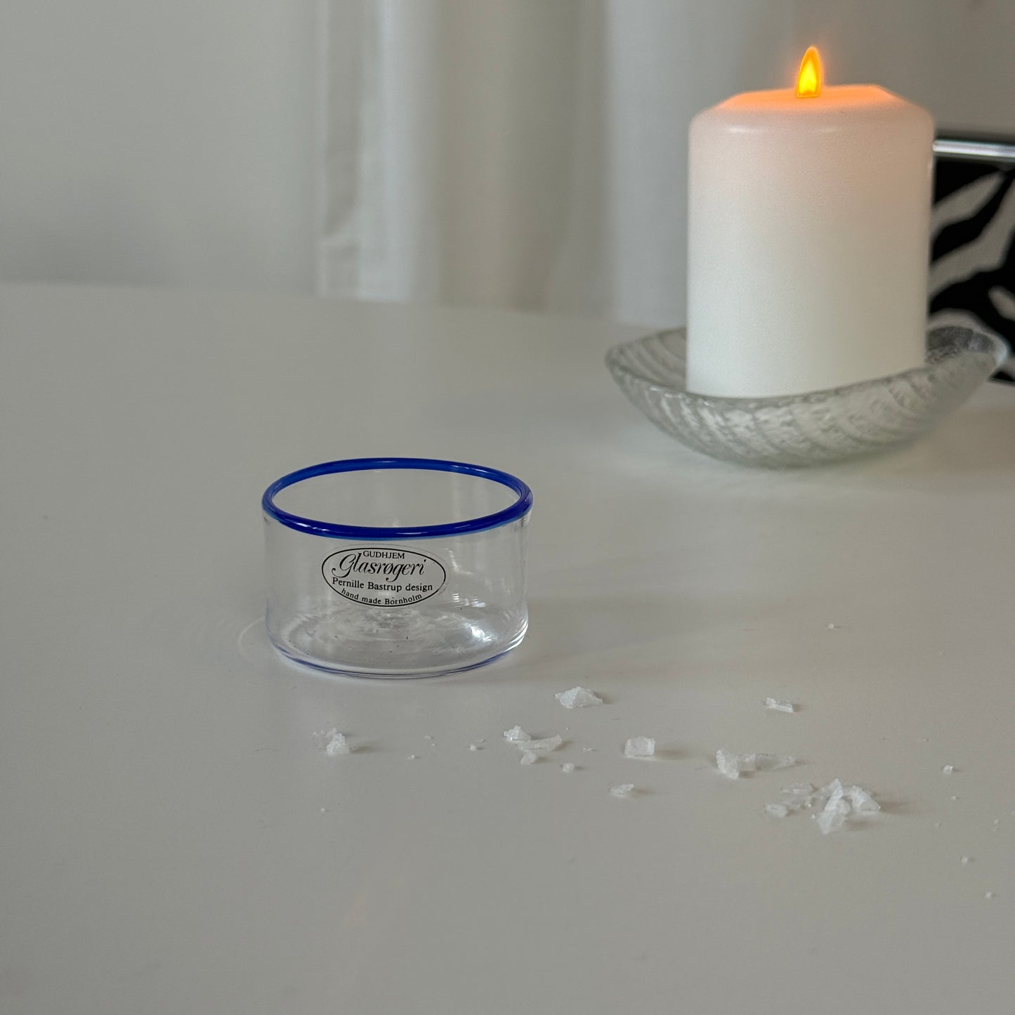 Mundblæst saltkar med blå kant - Gudhjem Glasrøgeri