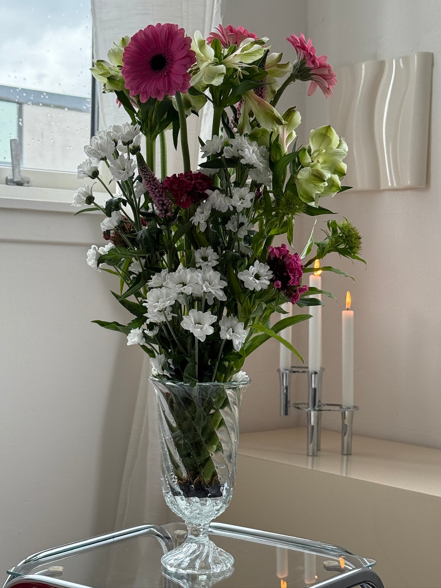 Glasvase med fod & mønster