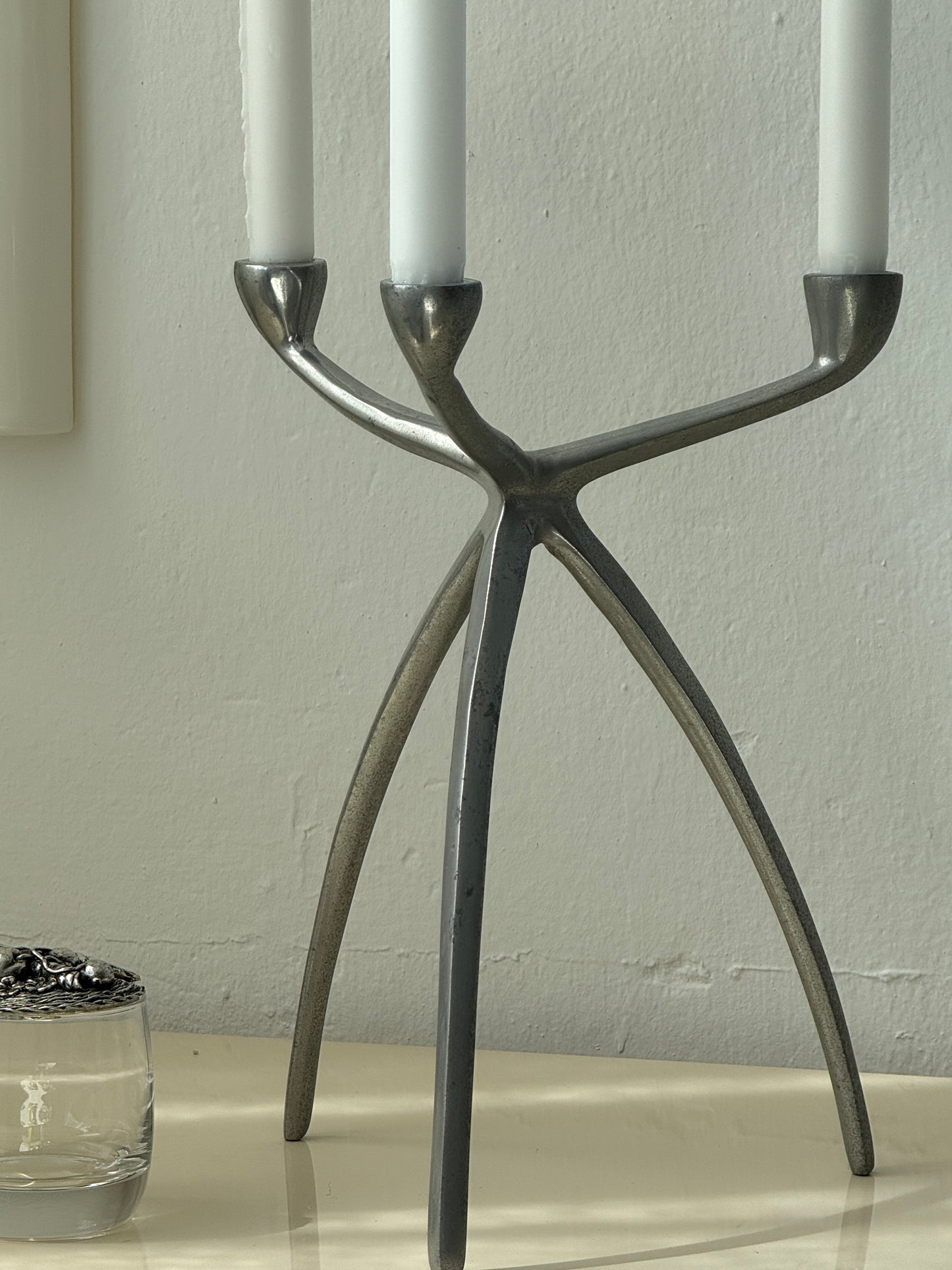 Lysestage med tre ben, metal