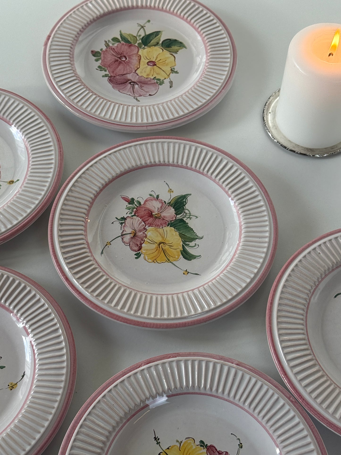 Tallerkner med blomstermotiv