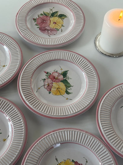 Tallerkner med blomstermotiv