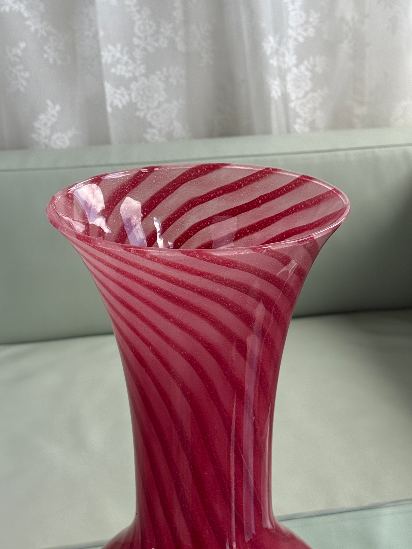 Stor rød vase i mundblæst glas