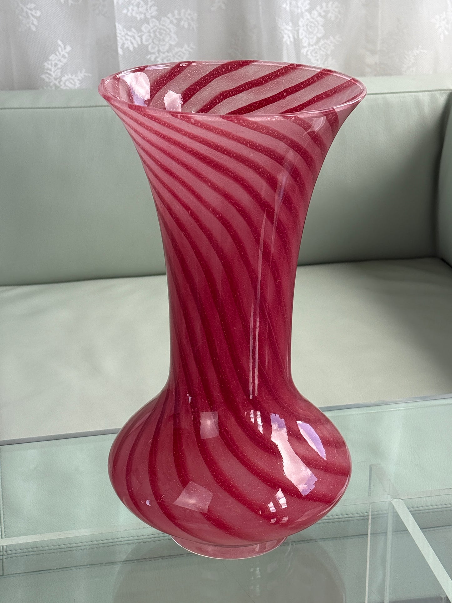 Stor rød vase i mundblæst glas