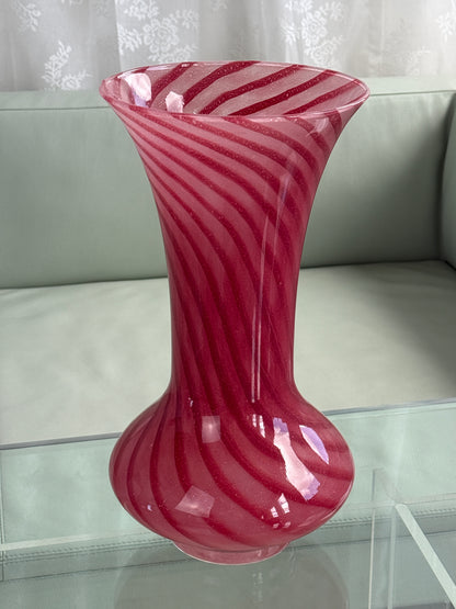 Stor rød vase i mundblæst glas