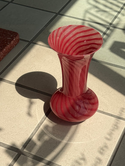 Stor rød vase i mundblæst glas