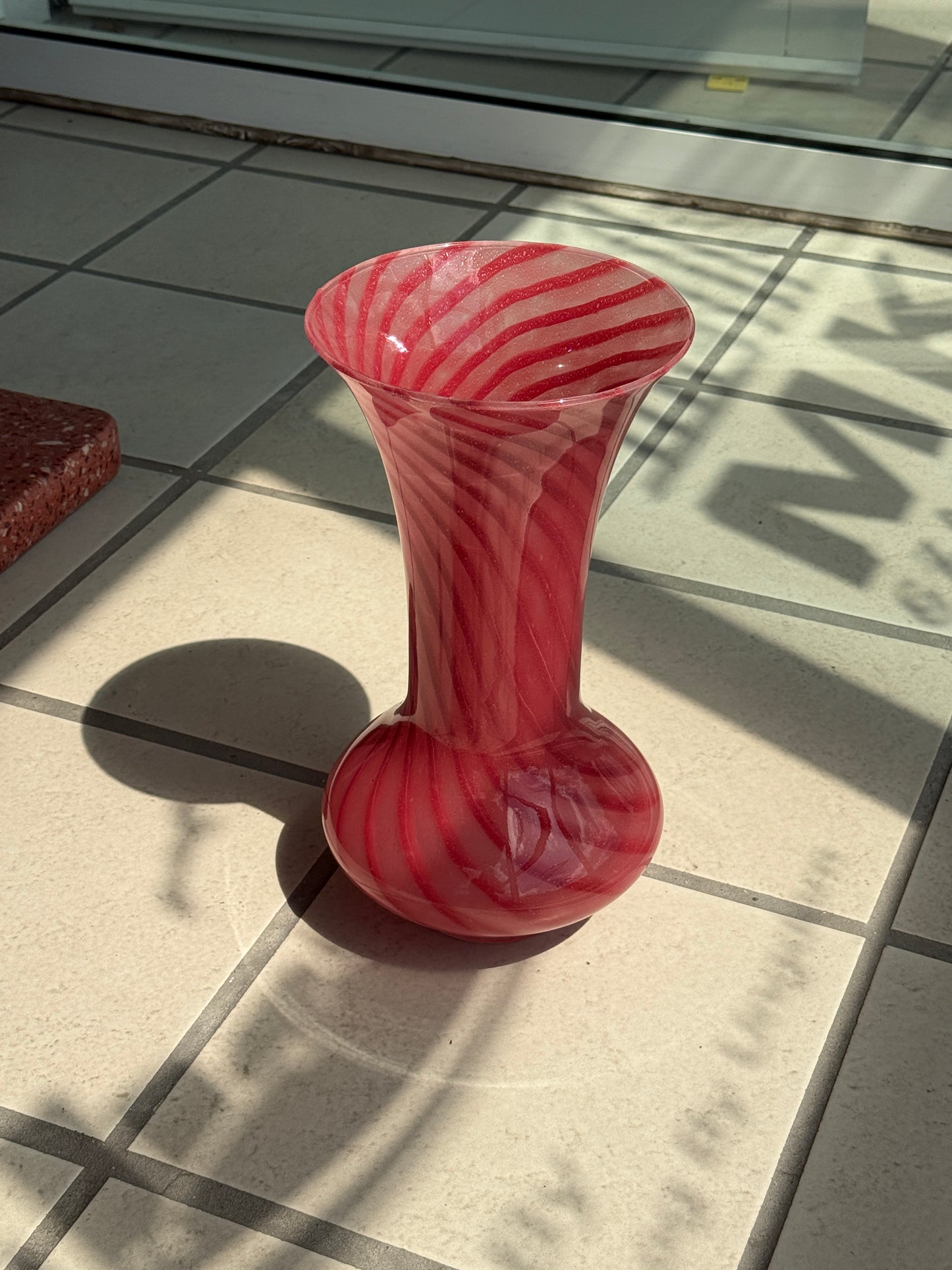 Stor rød vase i mundblæst glas