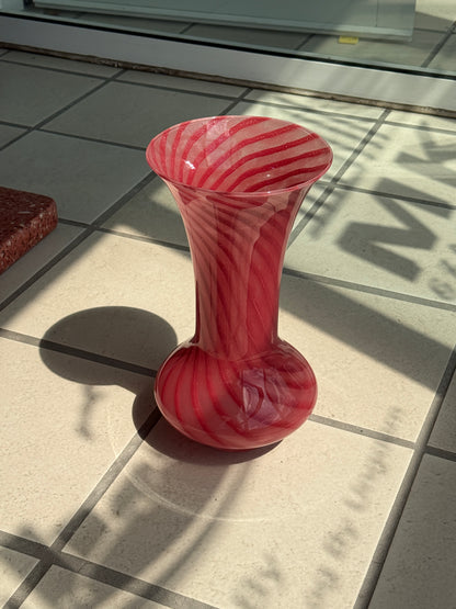 Stor rød vase i mundblæst glas