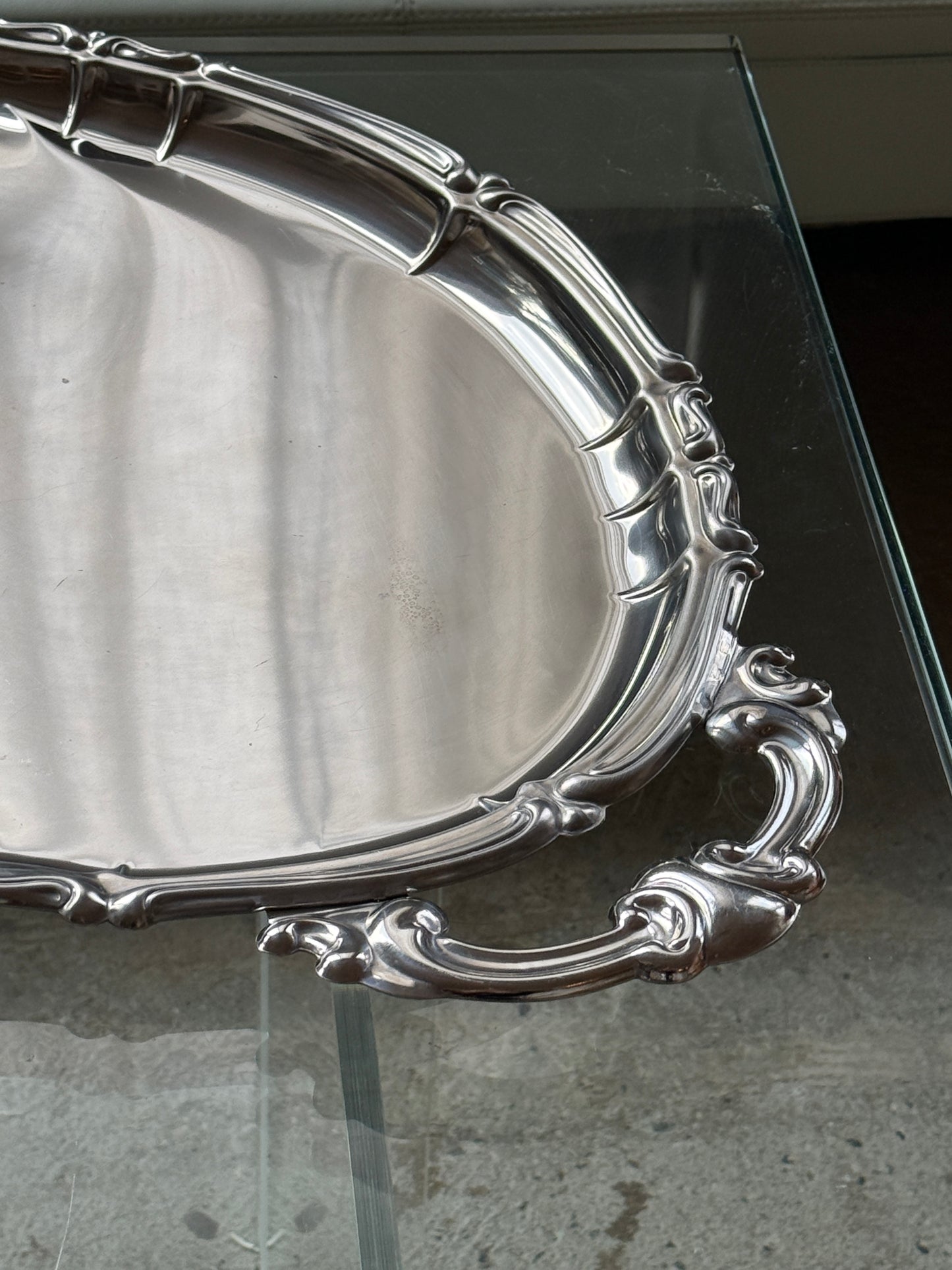 Stort serveringsfad med håndtag