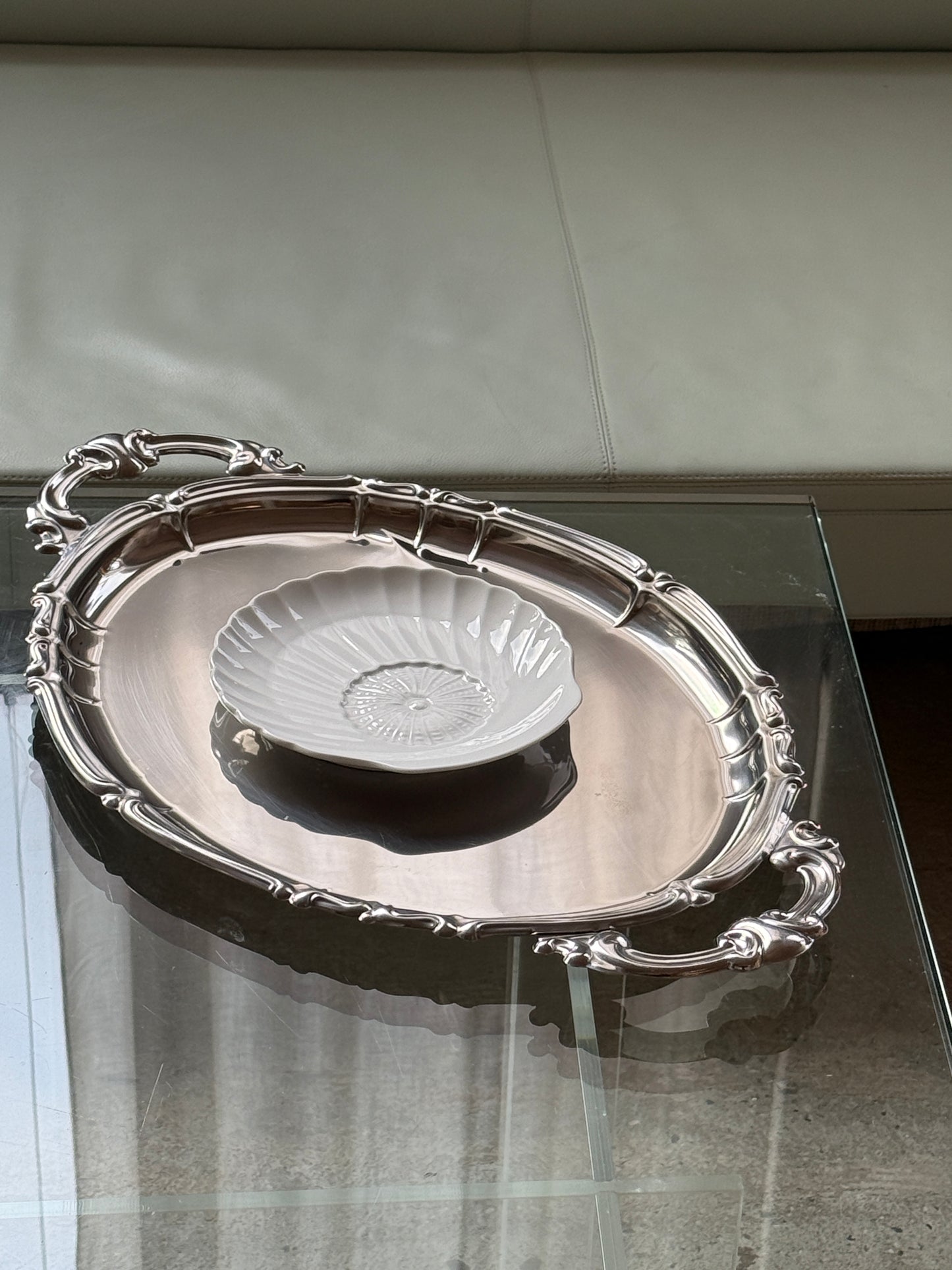 Stort serveringsfad med håndtag