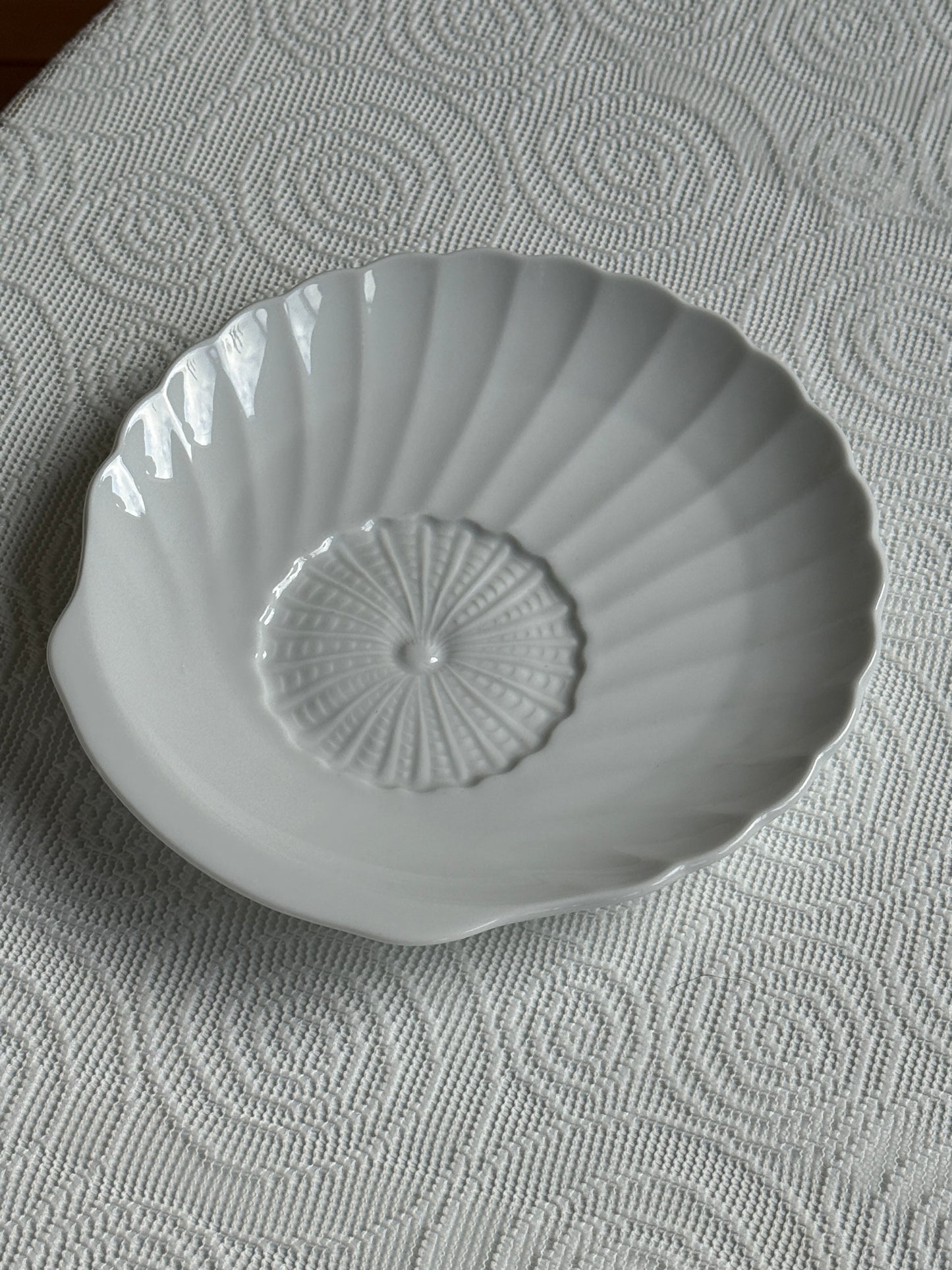 Elegant tallerken med muslingeform