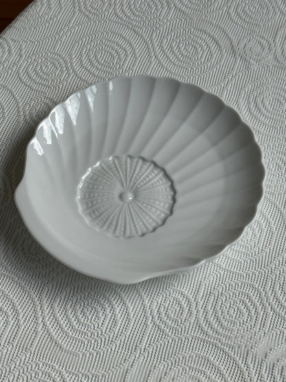 Elegant tallerken med muslingeform