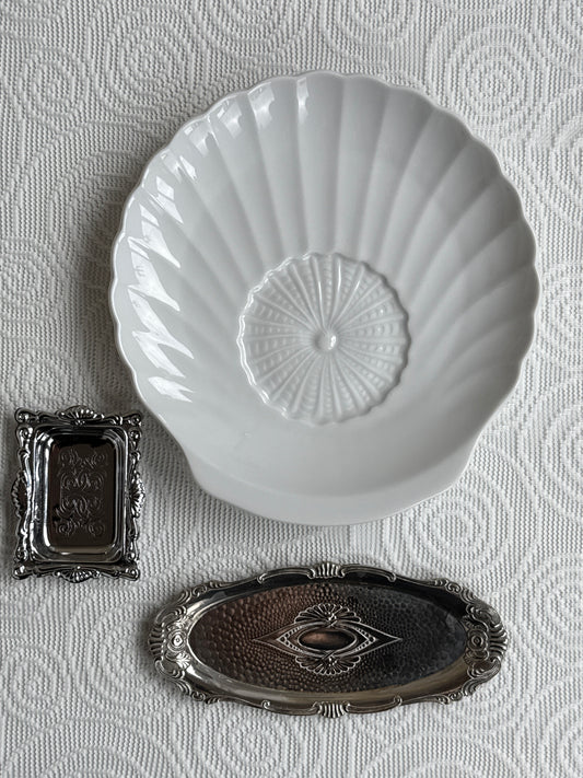 Lille dekorativt fad / saltkar i sølvfarvet metal