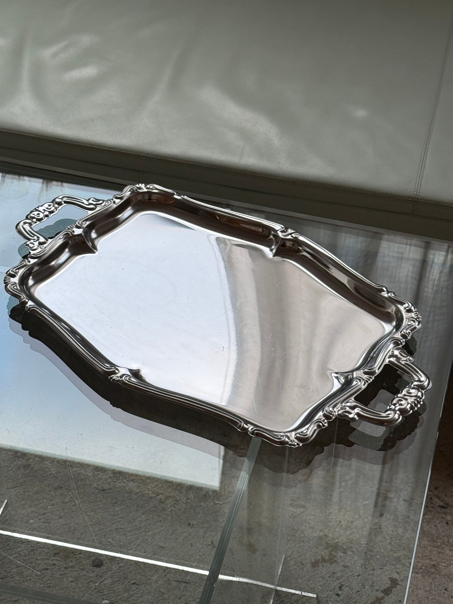 Serveringsfad med smukt detaljerede håndtag