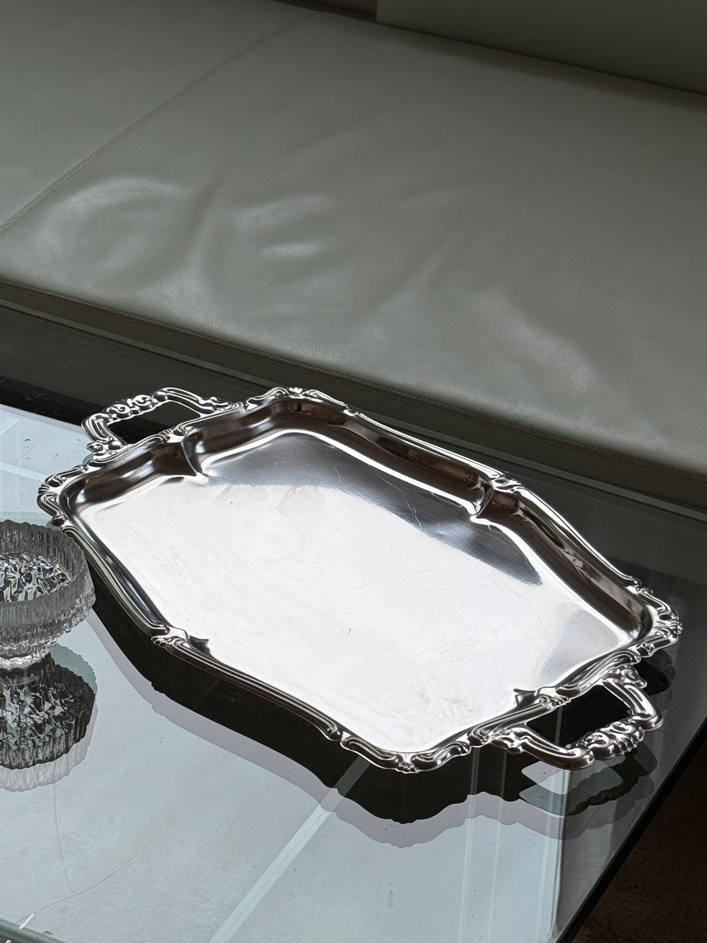 Serveringsfad med smukt detaljerede håndtag