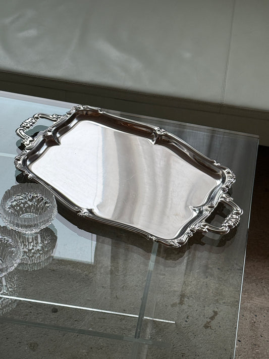 Serveringsfad med smukt detaljerede håndtag