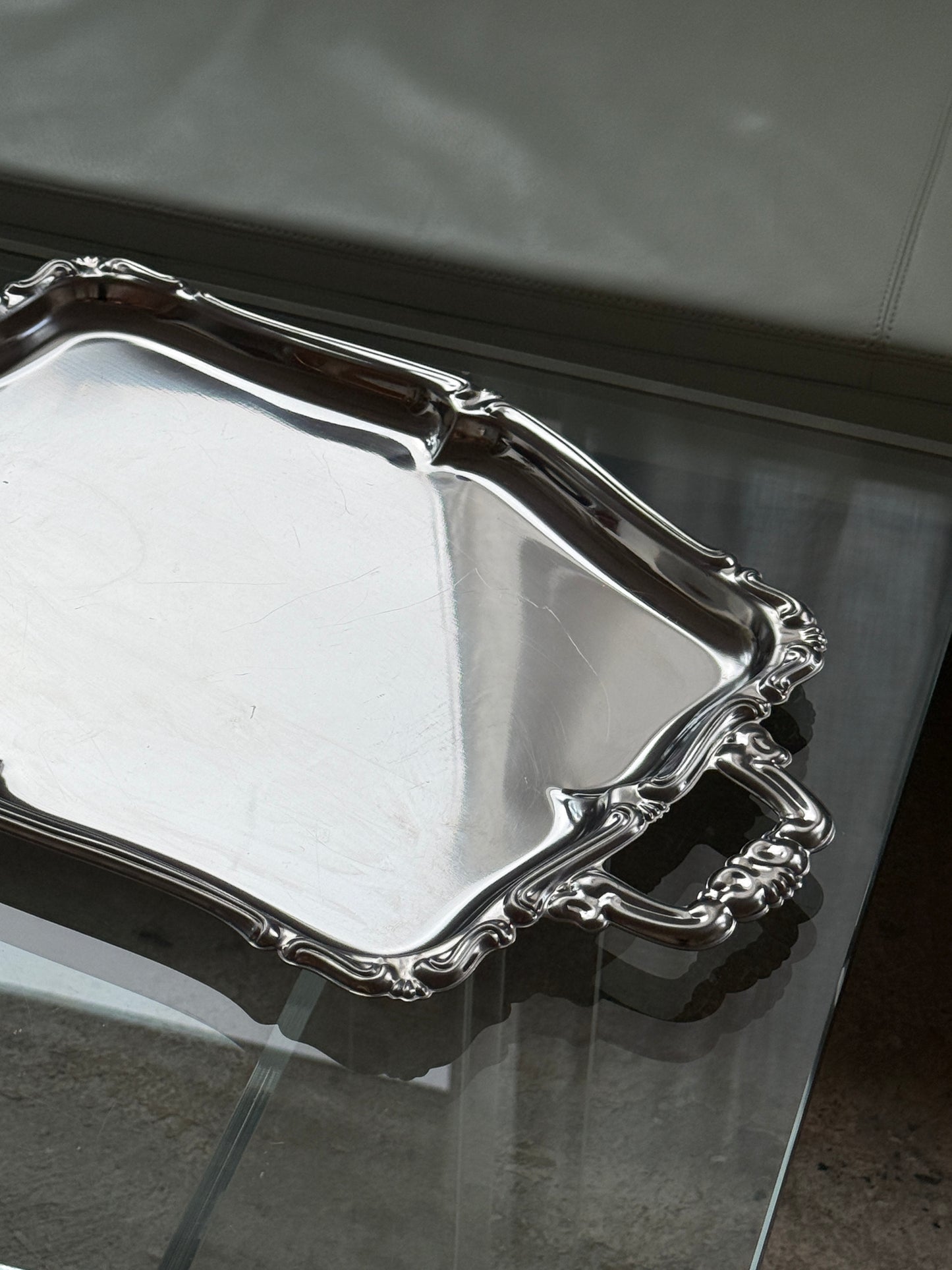 Serveringsfad med smukt detaljerede håndtag