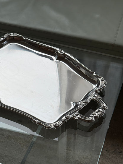 Serveringsfad med smukt detaljerede håndtag