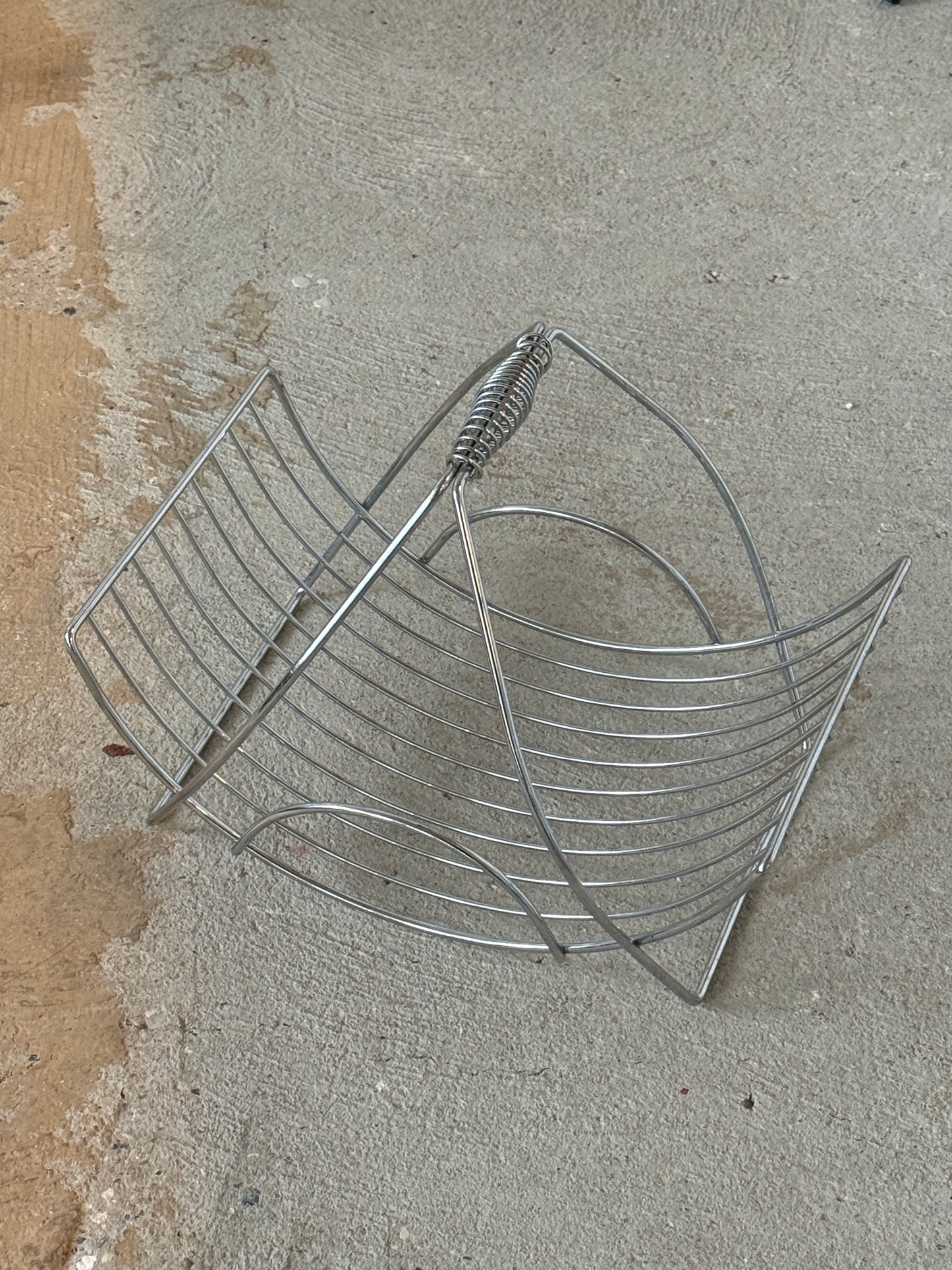 Frugtskål / magasinholder i krom med spiralhåndtag