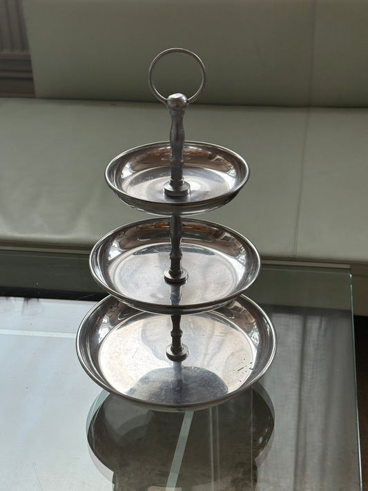 Tre etagers opsats i sølvfarvet metal