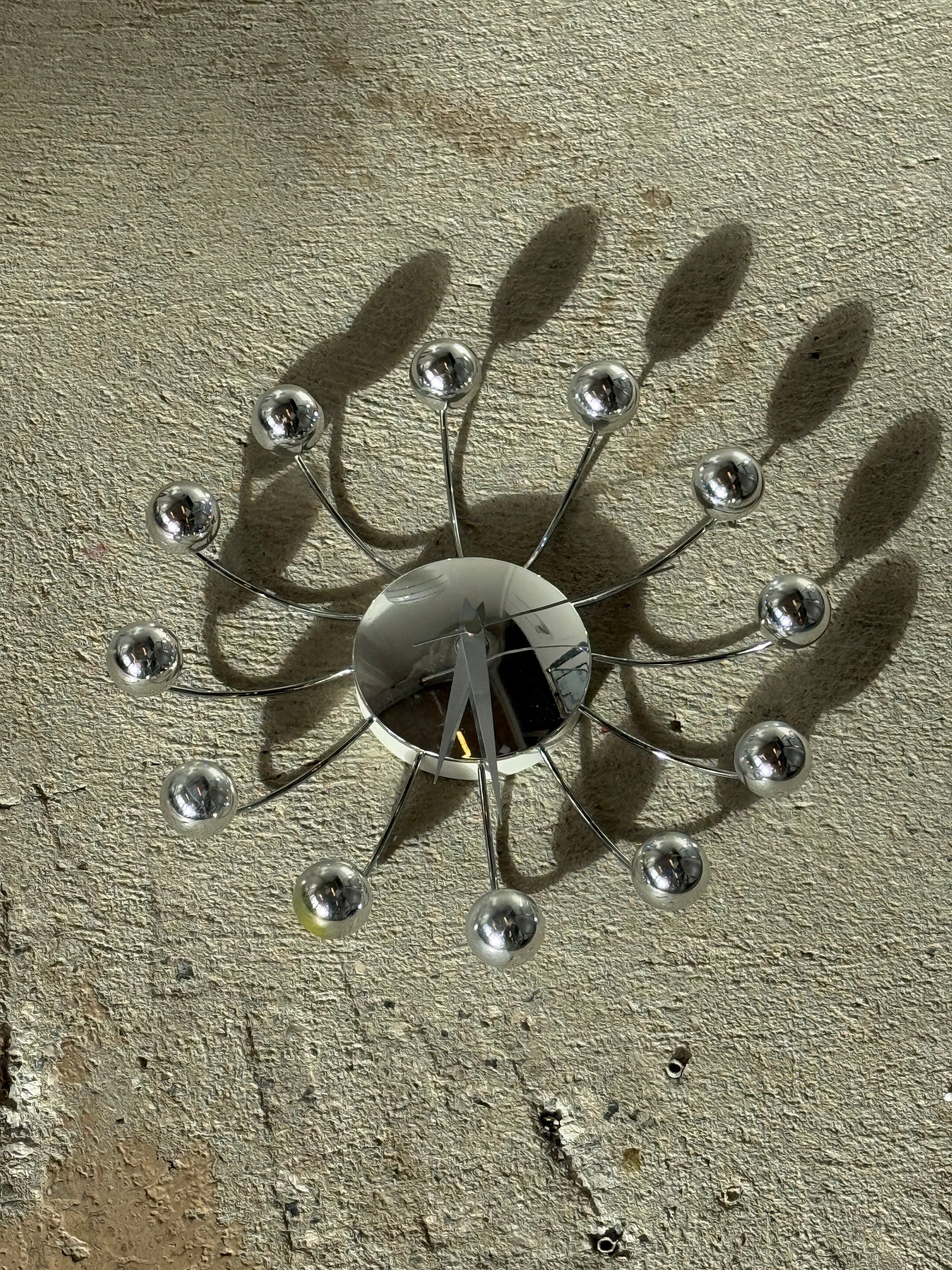 Karlsson Spider vægur i krom – Sputnik / Space Age