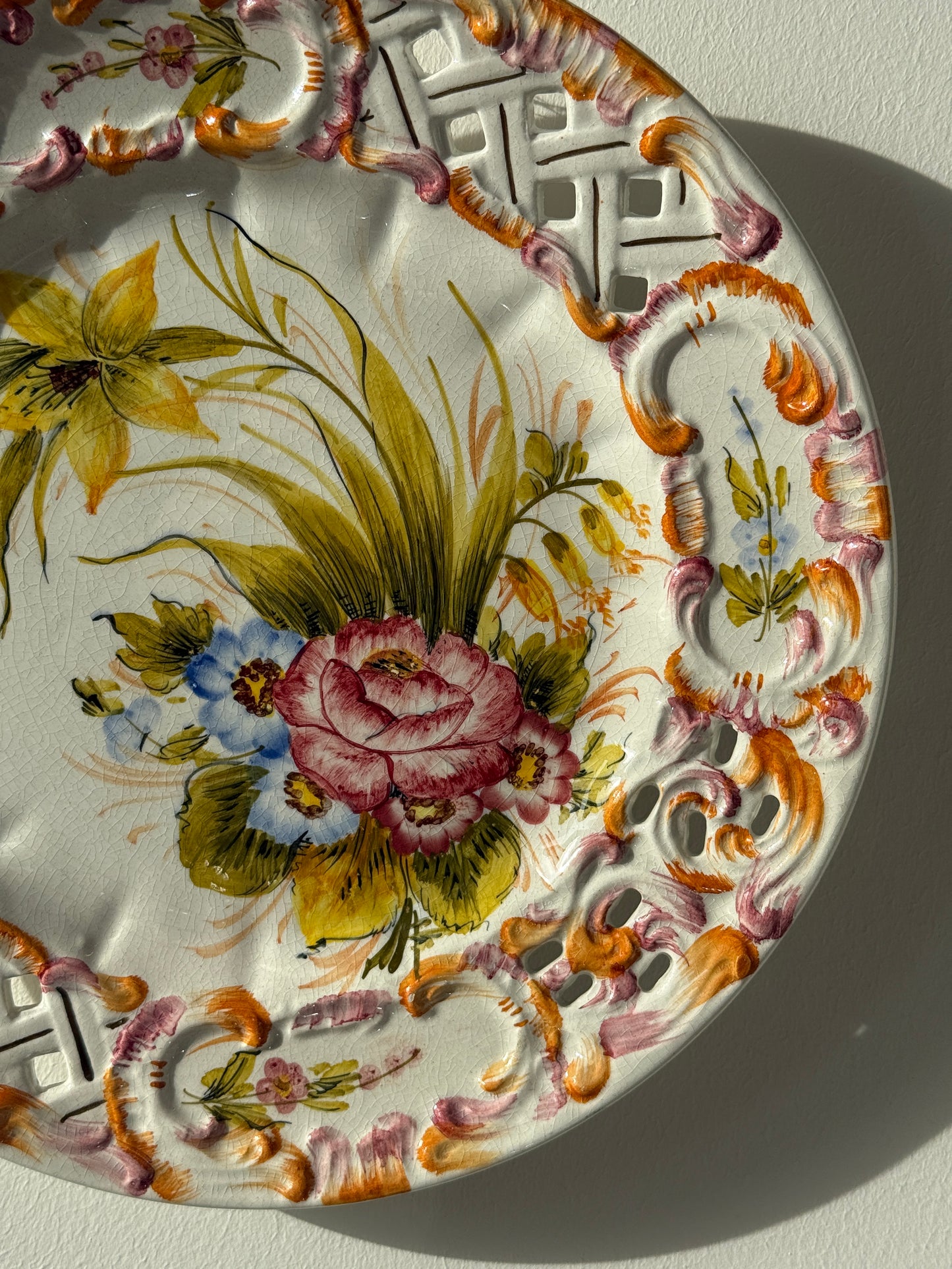 Dekorativt vægfad i fajance