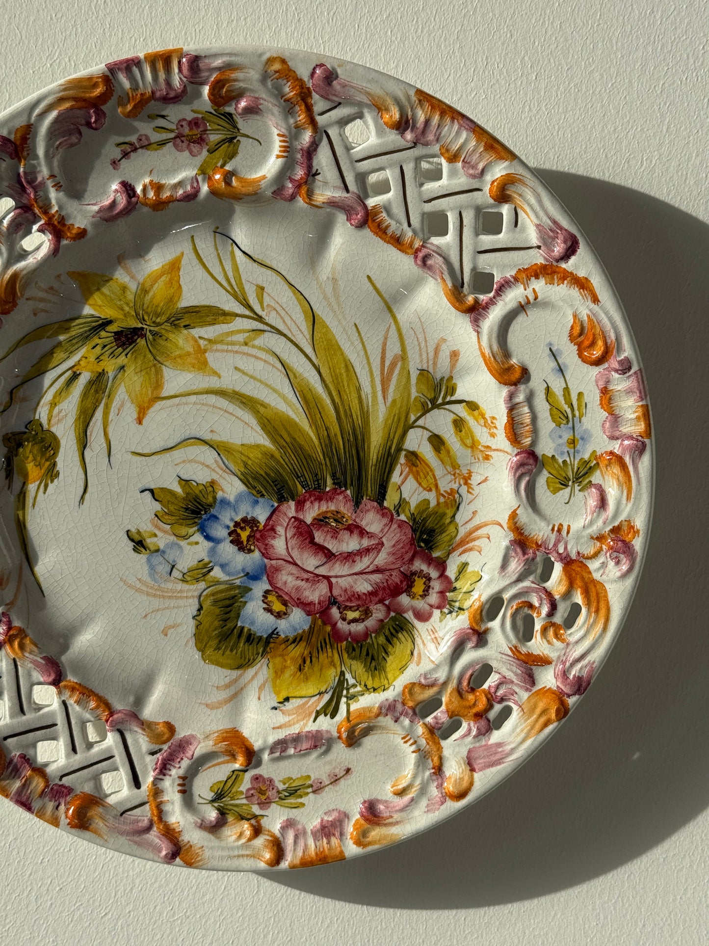 Dekorativt vægfad i fajance