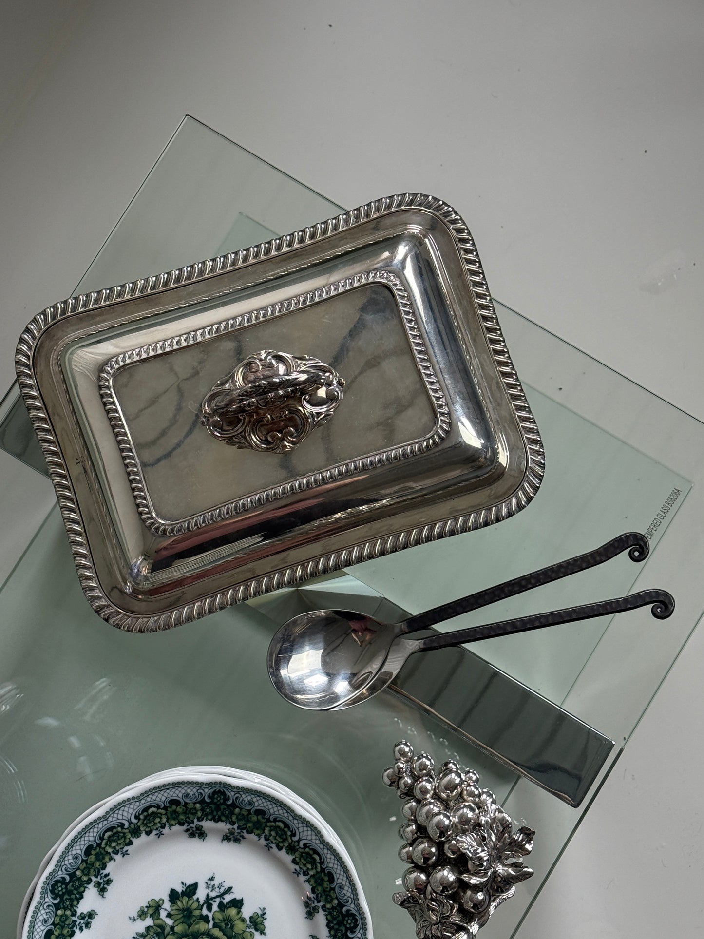 Engelsk serveringsfad/klokke, sølvplet