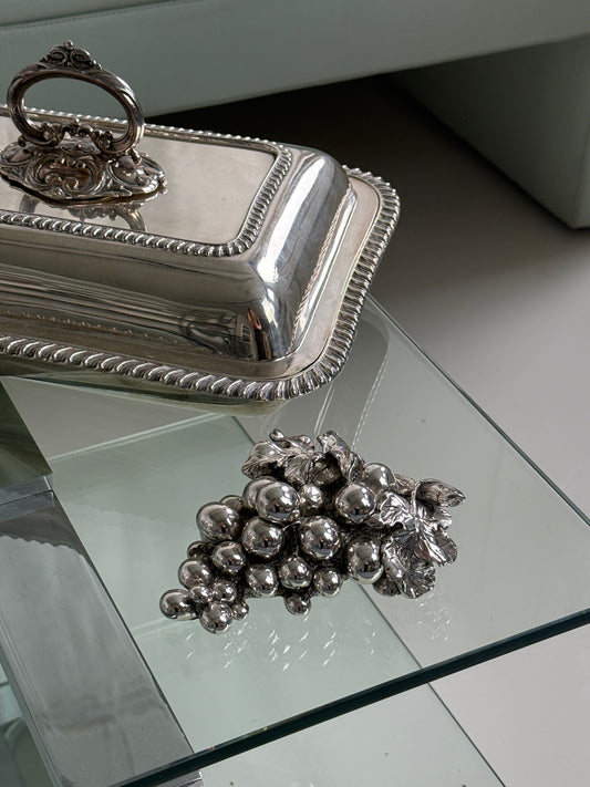 Dekorativ, sølvfarvet drueklase