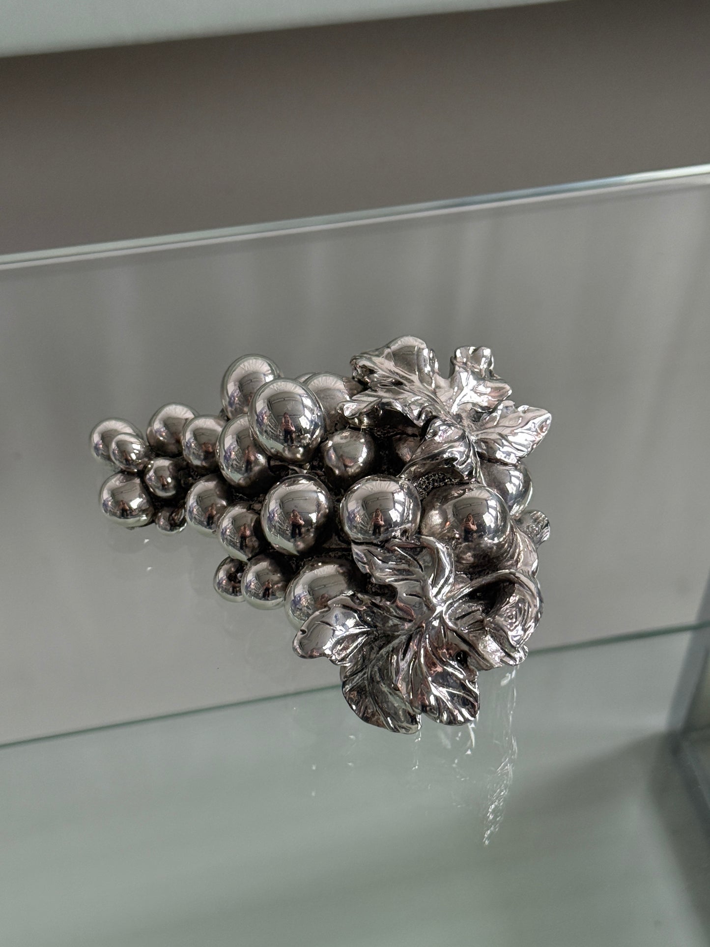 Dekorativ, sølvfarvet drueklase