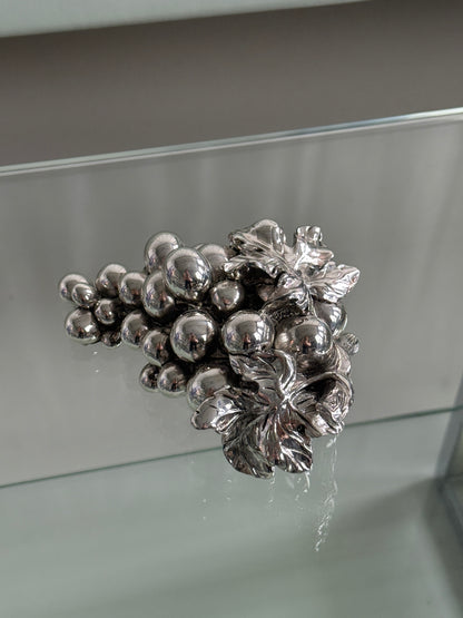 Dekorativ, sølvfarvet drueklase