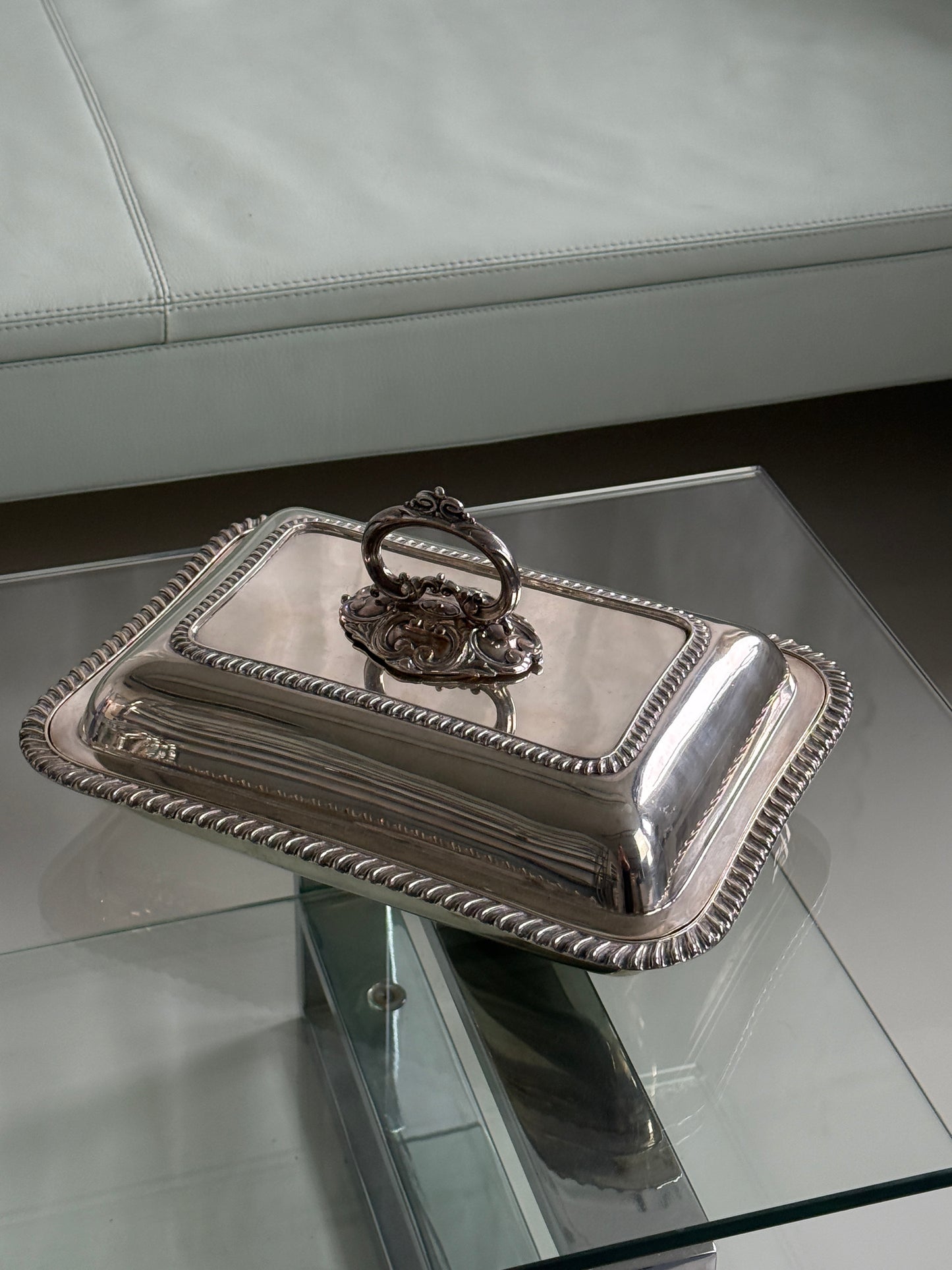 Engelsk serveringsfad/klokke, sølvplet