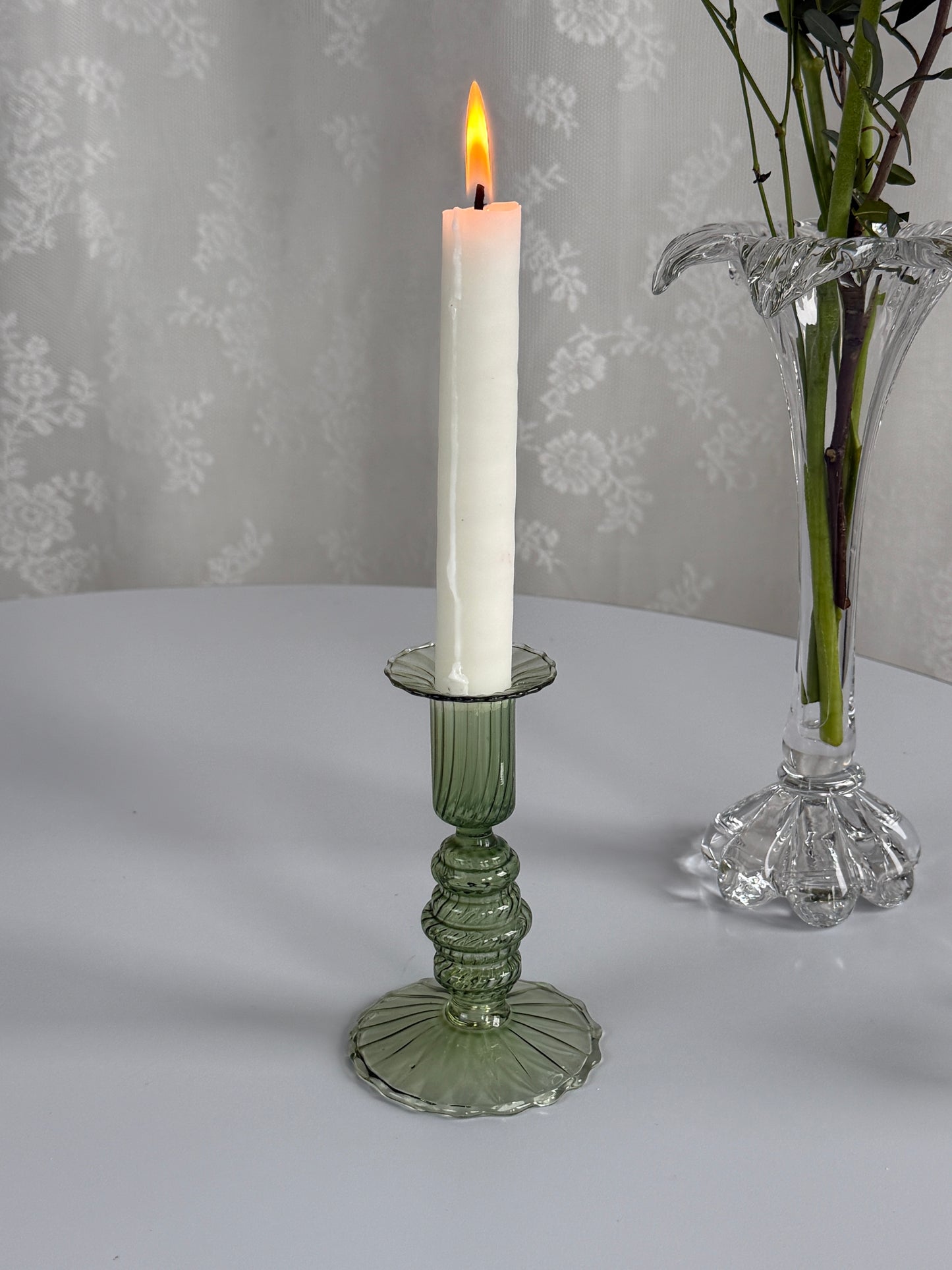Elegant lysestage i grønt glas