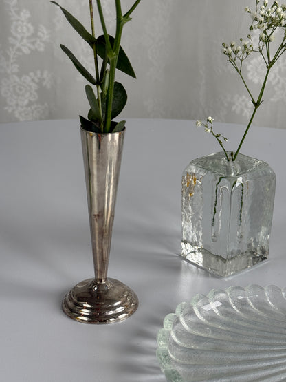 Vintage vase i metal med søde detaljer