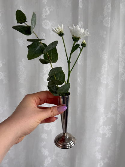 Vintage vase i metal med søde detaljer