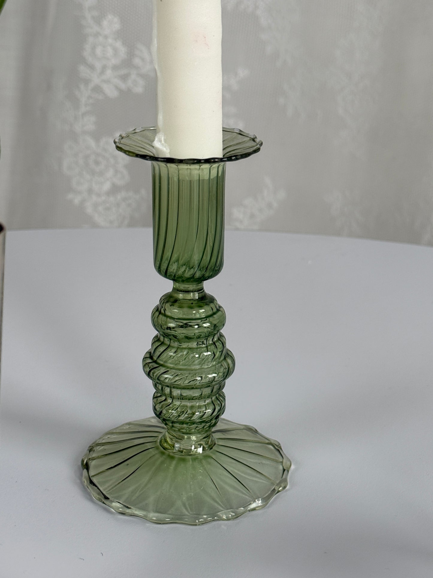Elegant lysestage i grønt glas