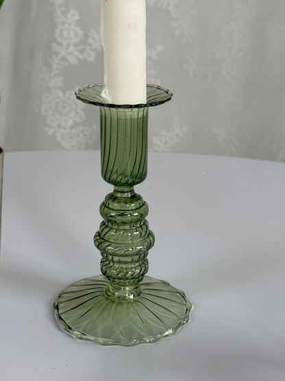 Elegant lysestage i grønt glas