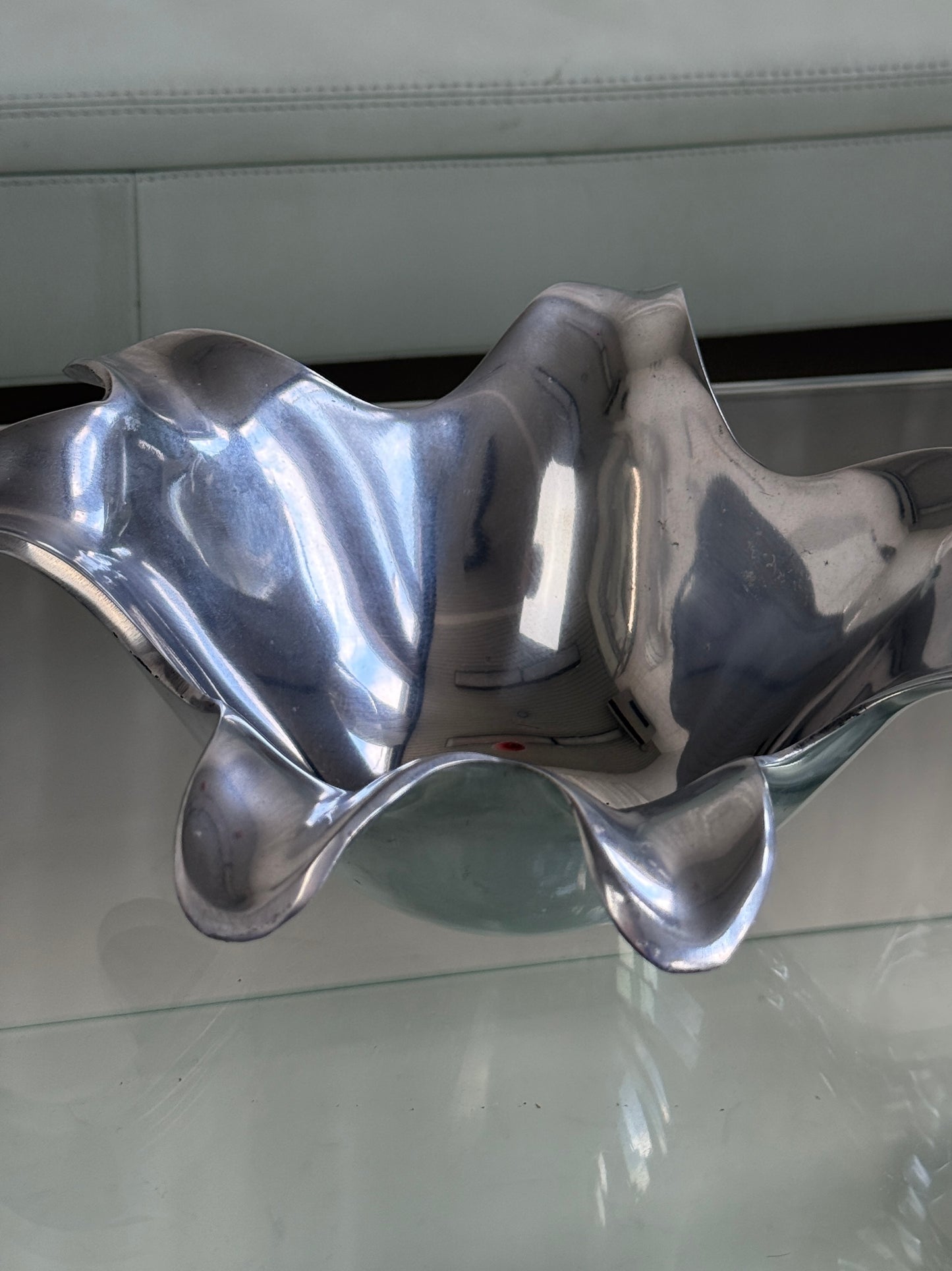 Skulpturel skål i aluminium – organisk og dekorativ