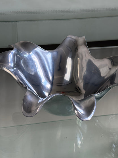 Skulpturel skål i aluminium – organisk og dekorativ
