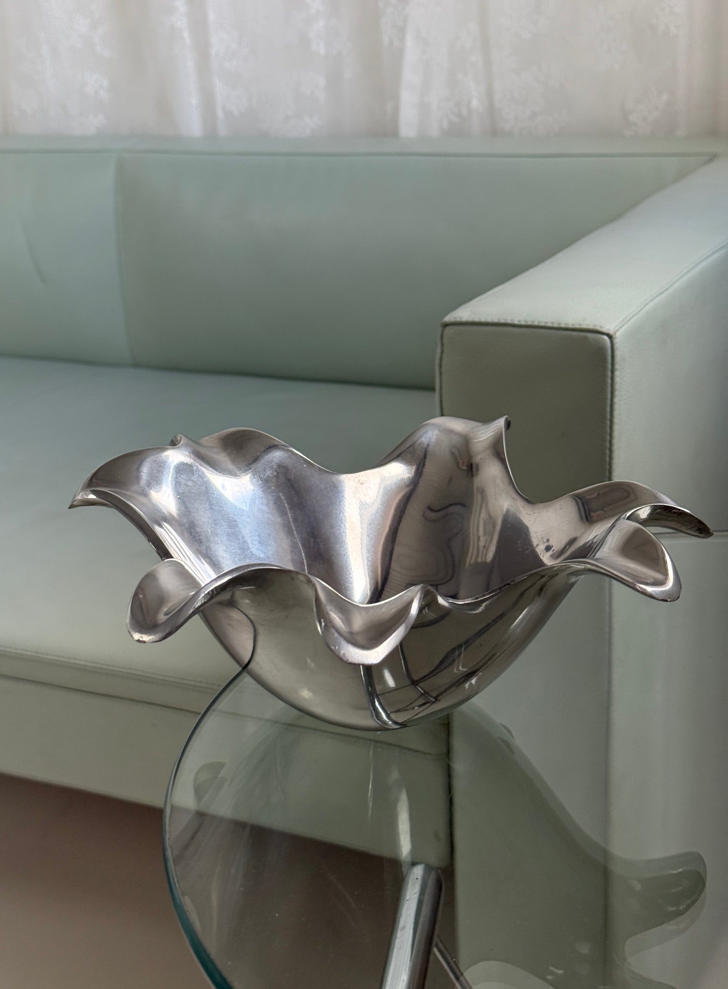 Skulpturel skål i aluminium – organisk og dekorativ