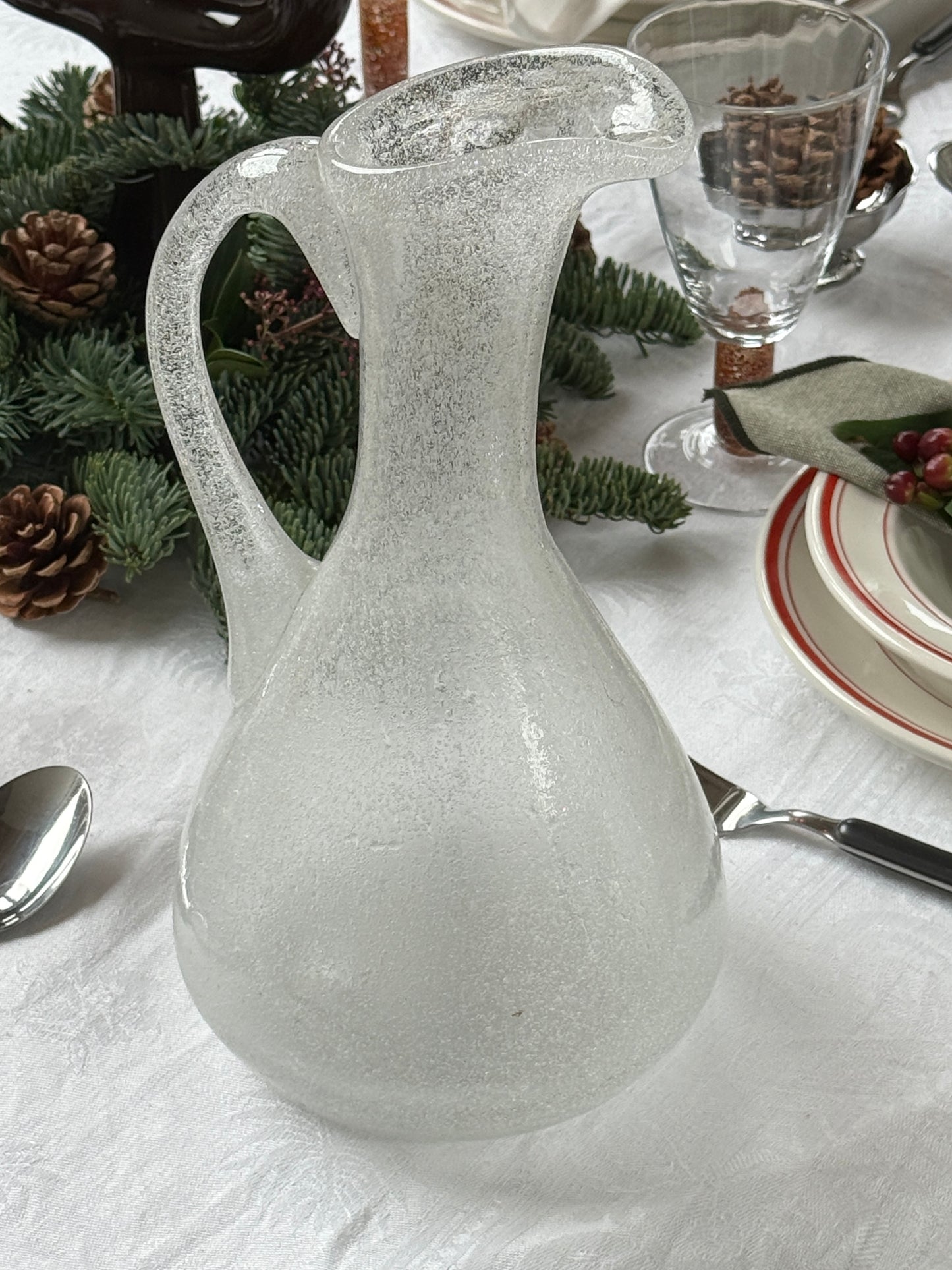 Mundblæst vandkande i hvidt glas