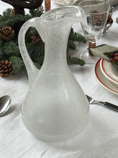 Mundblæst vandkande i hvidt glas