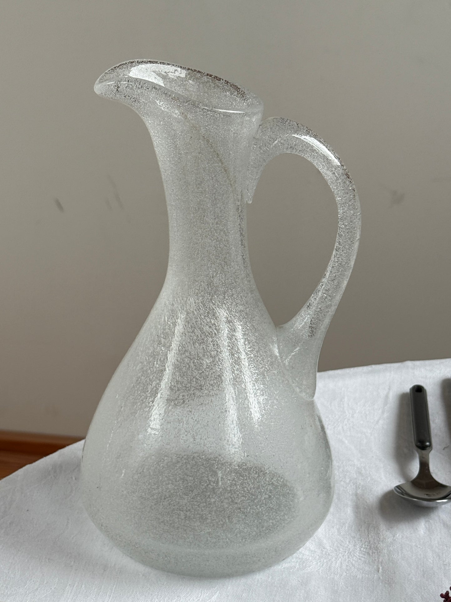 Mundblæst vandkande i hvidt glas