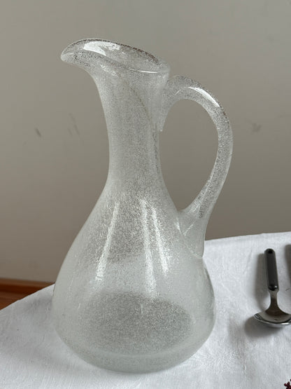 Mundblæst vandkande i hvidt glas