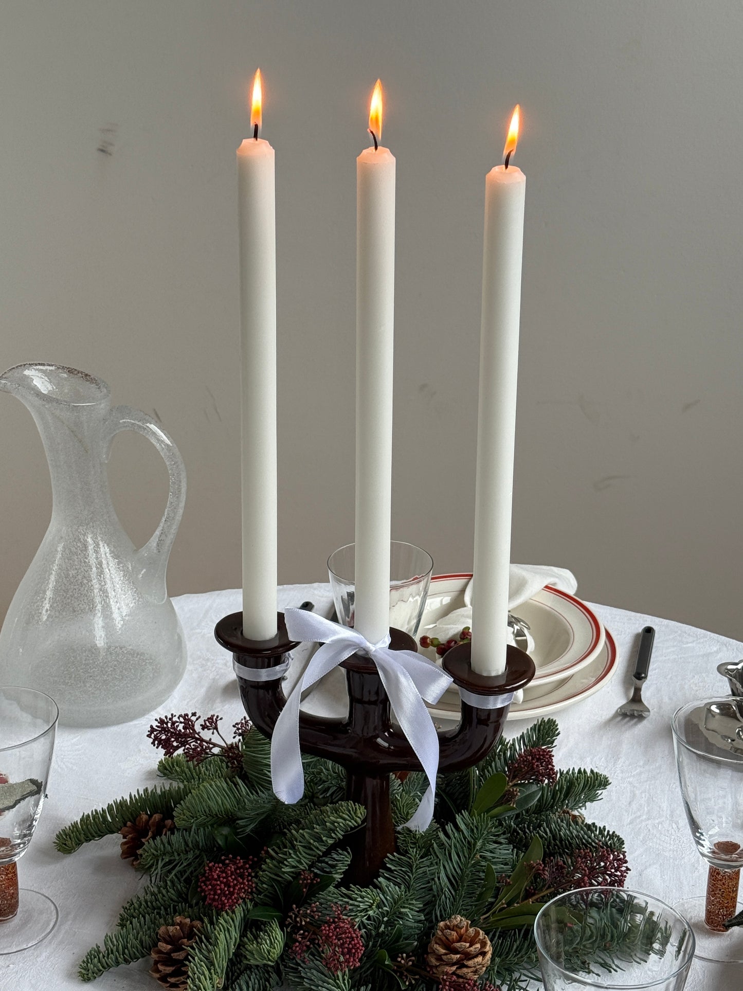 Brun trearmet lysestage, keramik