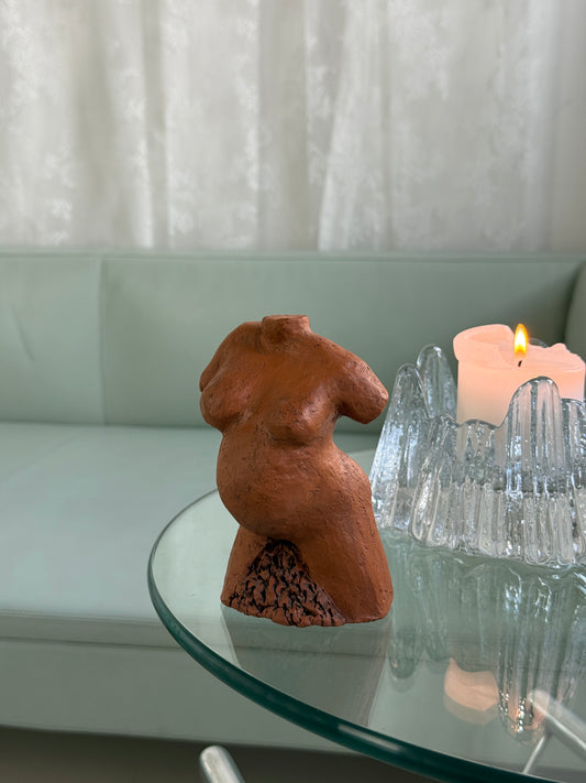 Keramikfigur af kvindekrop