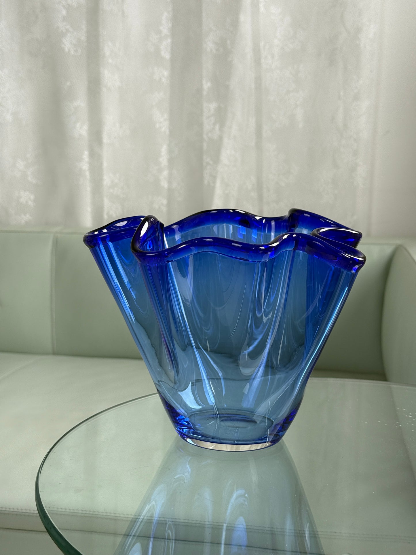 Blå tulipanvase i glas – bølget og dekorativ