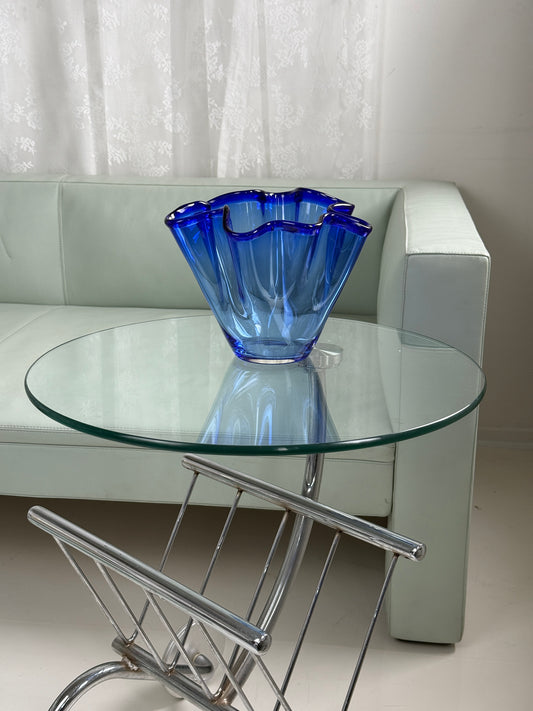 Blå tulipanvase i glas – bølget og dekorativ